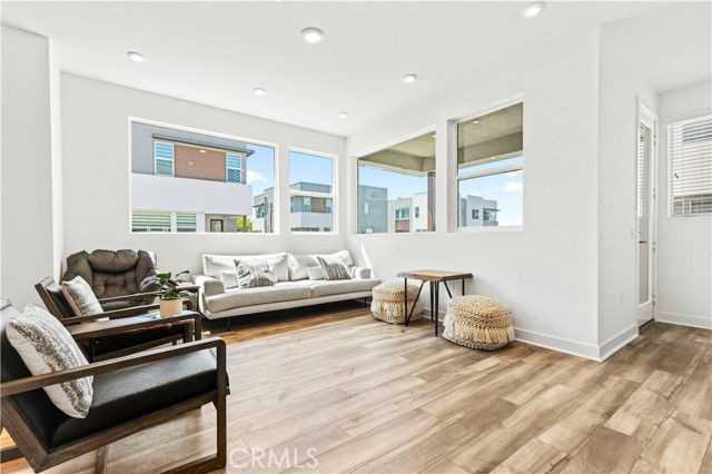 609 S Lyon St - Photo 3 of 8