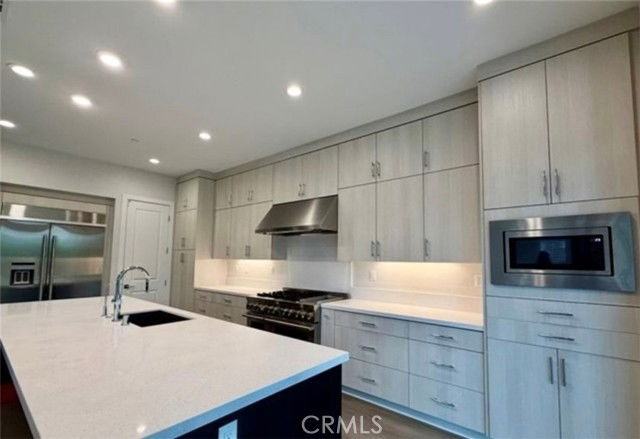 110 Sierra Madre - Photo 3 of 8