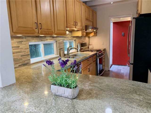 580 Poplar St - Photo 5 of 8