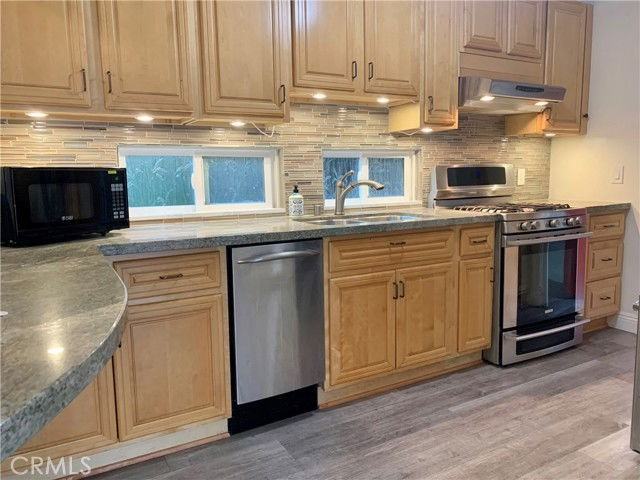 580 Poplar St - Photo 6 of 8