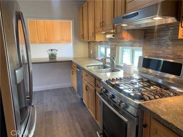 580 Poplar St - Photo 7 of 8