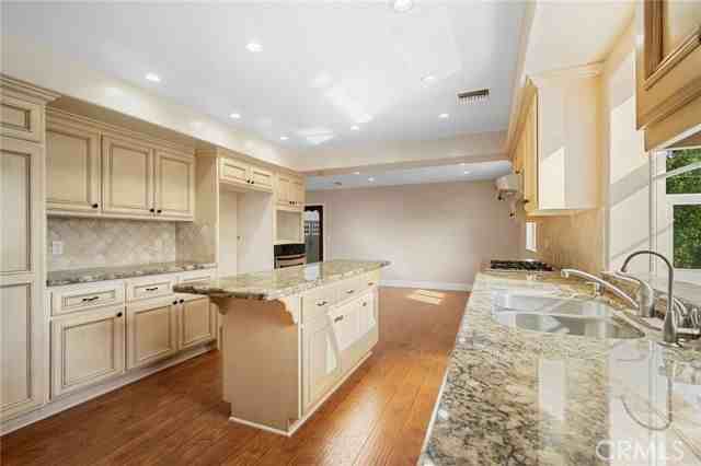 6541 Elmo St - Photo 6 of 8