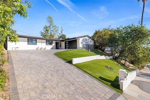 20509 Califa St - Photo 2 of 8