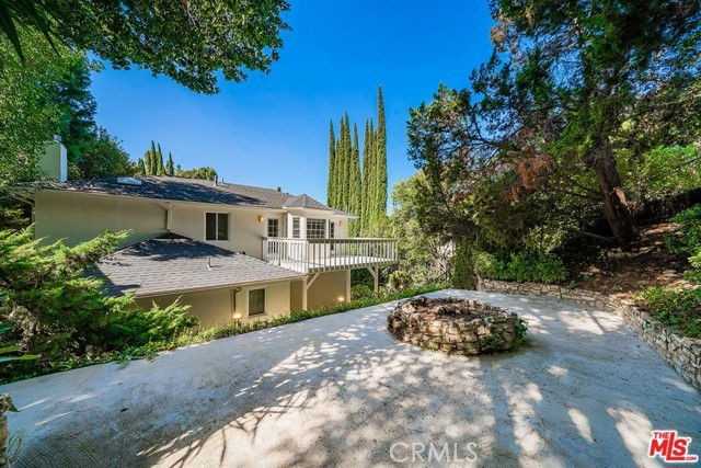 3826 Dixie Canyon Ave - Photo 4 of 8