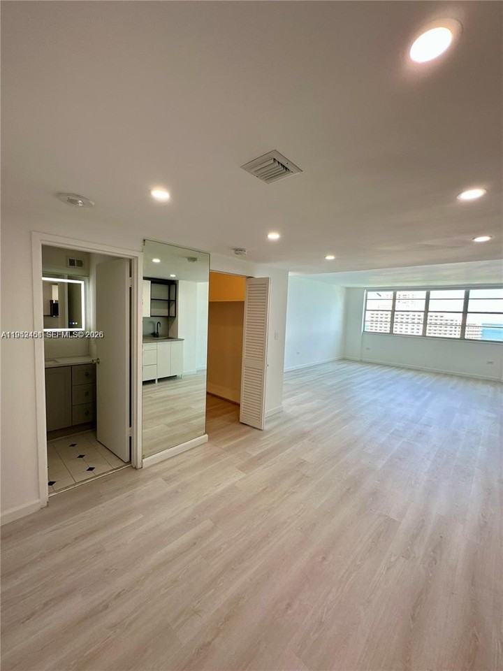 801 Brickell Bay Dr #2069 - Photo 4 of 8