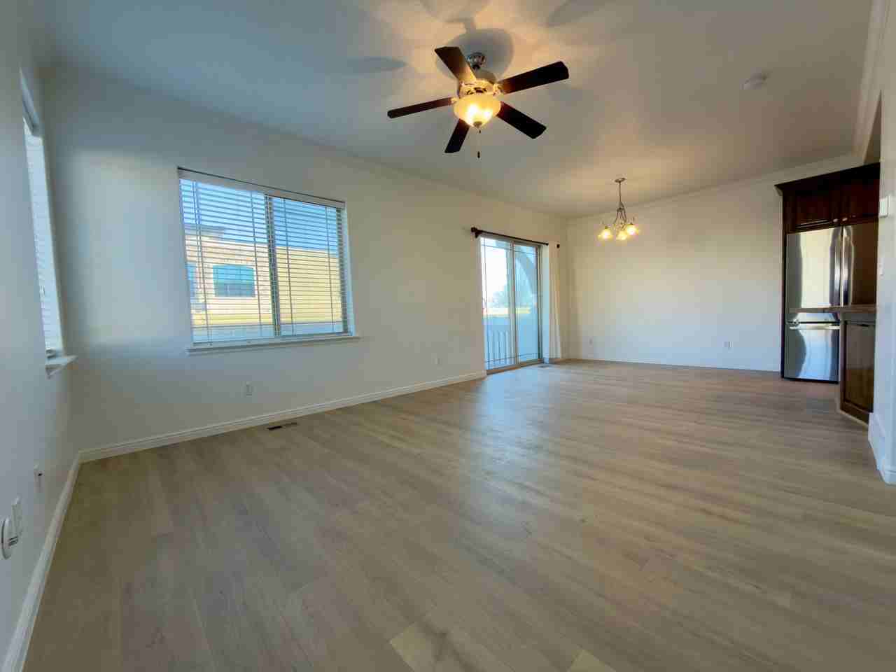 664 E St - Photo 4 of 45