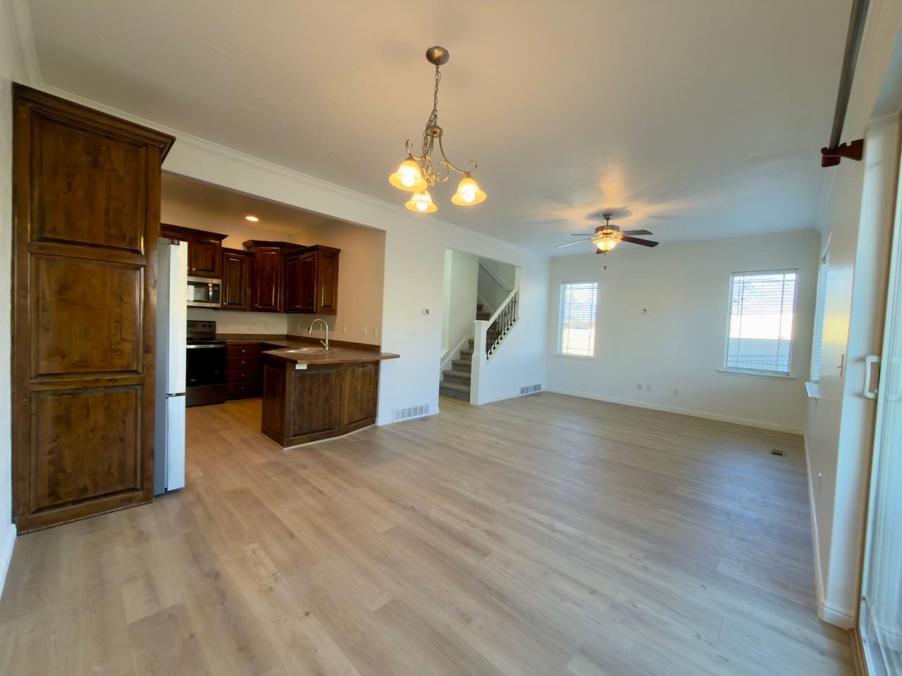 664 E St - Photo 5 of 45