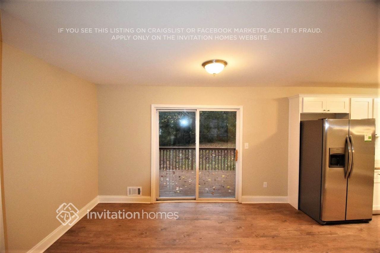 1820 Suwanee Ridge Ct - Photo 4 of 11