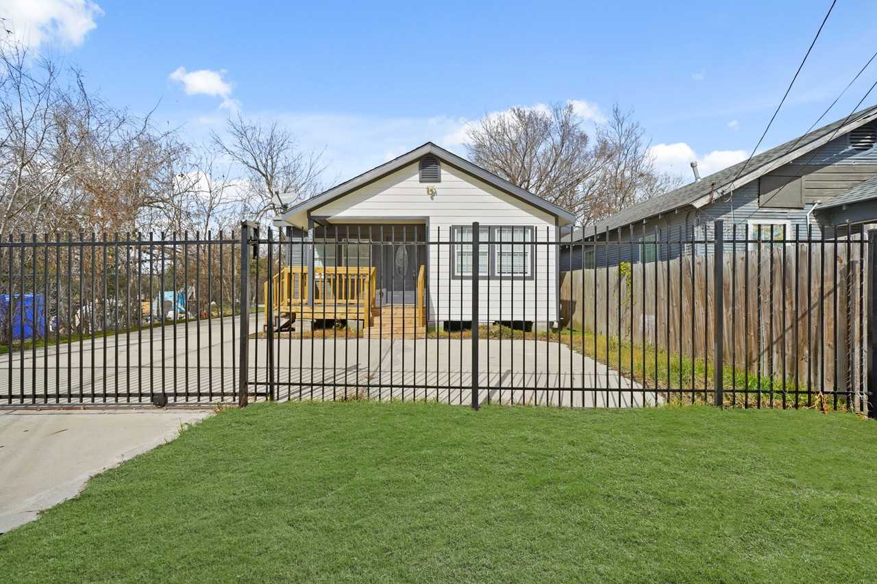 3501 Farmer St #1 - Photo 4 of 26