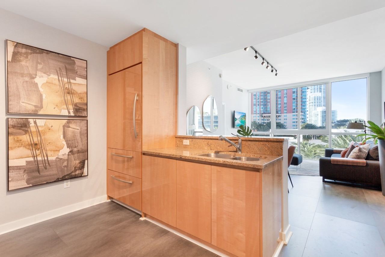 50 South Pointe Drive - 609Apt 609 #609 - Photo 3 of 15