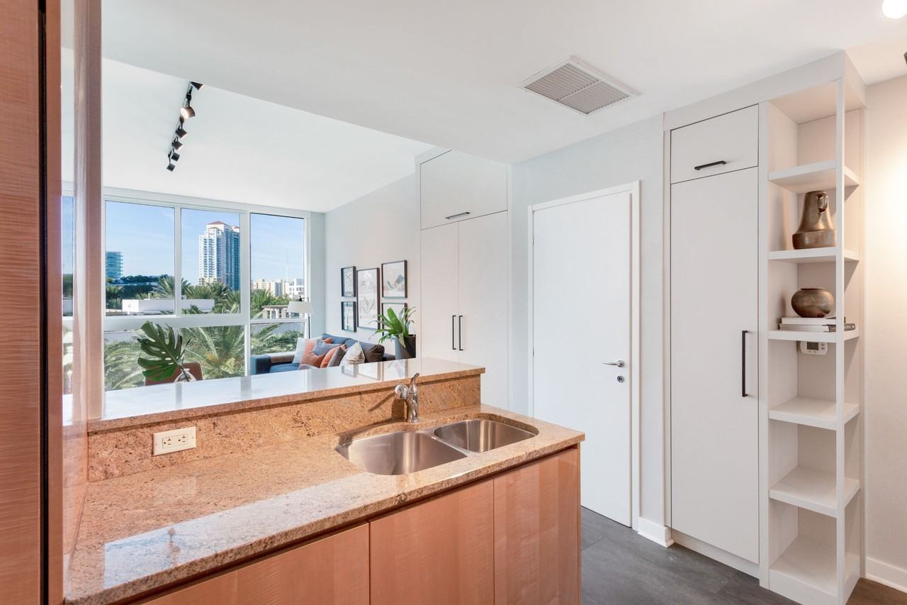 50 South Pointe Drive - 609Apt 609 #609 - Photo 4 of 15