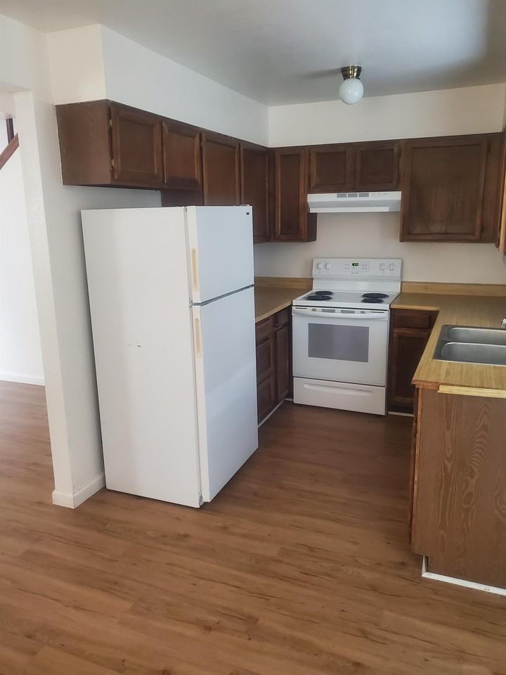 558 Garfield Dr #1 - Photo 4 of 10