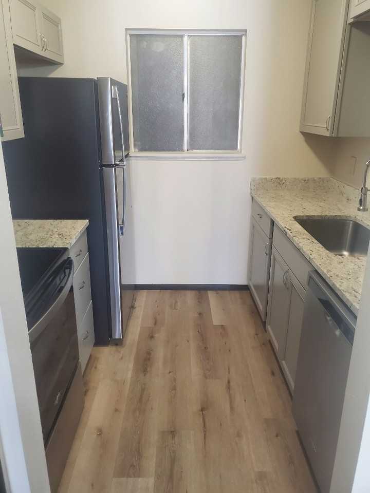 3146 Lakeside Dr #101 - Photo 6 of 7