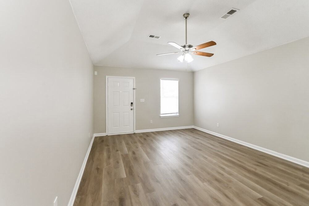 7045 Kings Crown Dr - Photo 4 of 19