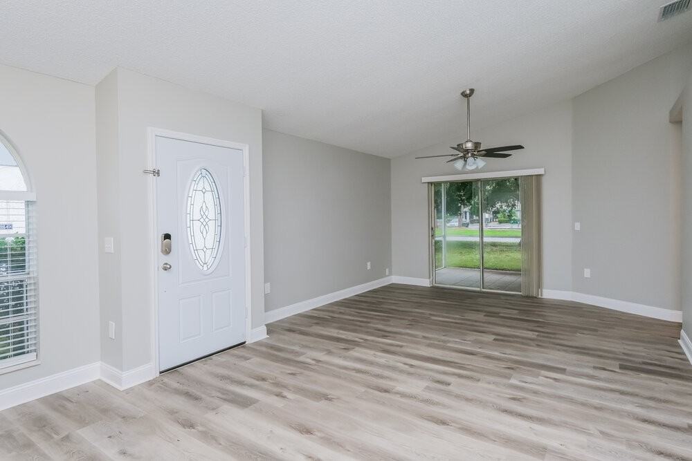 10917 Freemont Dr - Photo 3 of 13