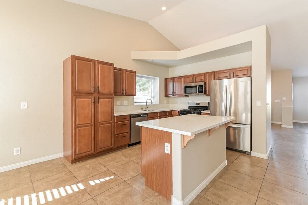 541 Embassy Cir - Photo 6 of 16