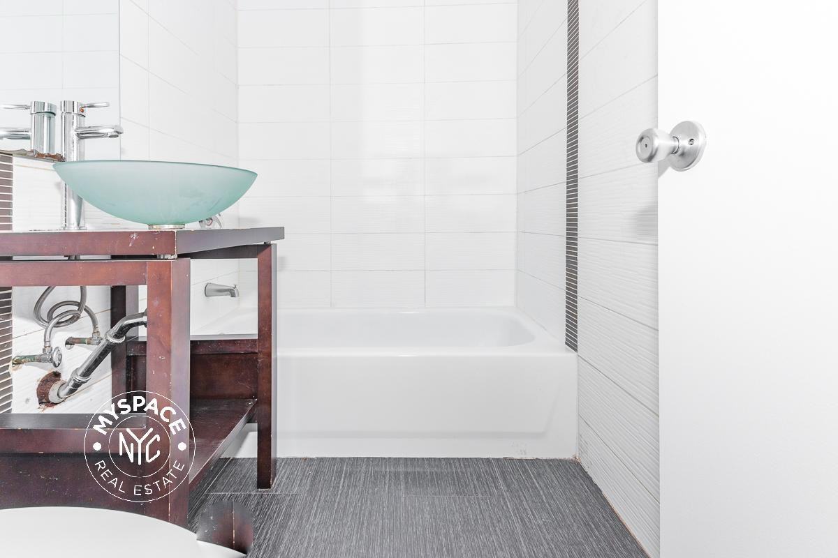 142 Wilson Ave #1R - Photo 5 of 11