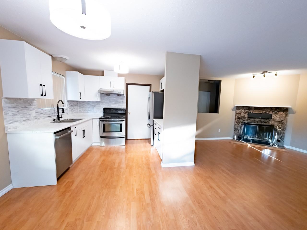 1951 Coquitlam Ave - Photo 3 of 34