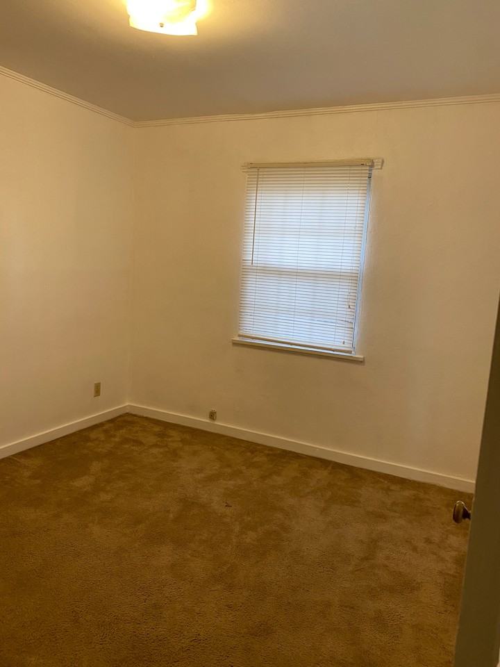 103 E Mills Ave - Photo 3 of 6