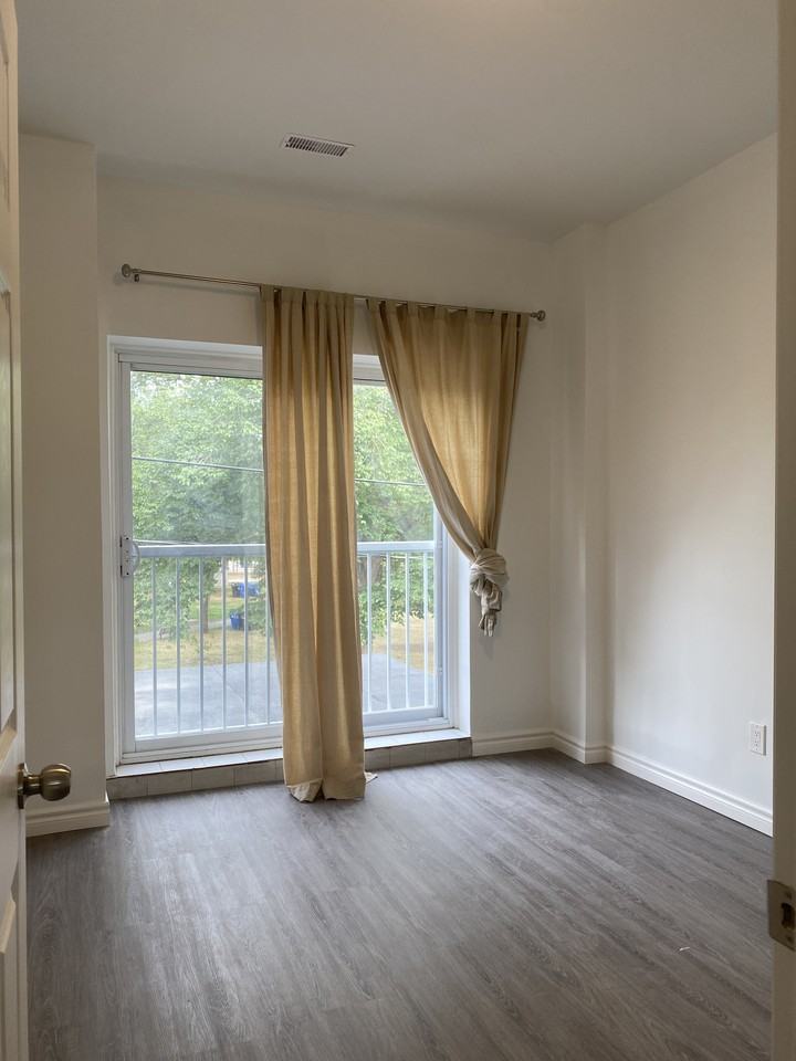 Bathurst St & Dundas St W - Photo 3 of 9