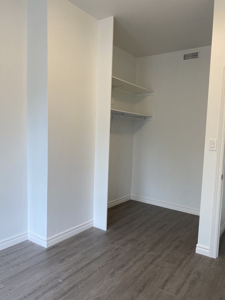 Bathurst St & Dundas St W - Photo 5 of 9