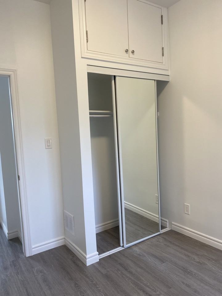 Bathurst St & Dundas St W - Photo 6 of 9