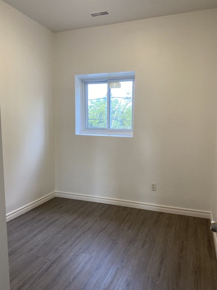 Bathurst St & Dundas St W - Photo 7 of 9