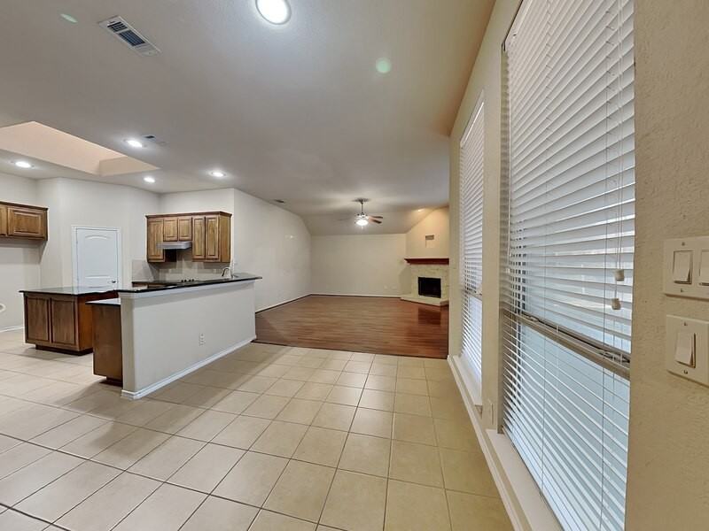 1605 Grey Willow Ln - Photo 4 of 20