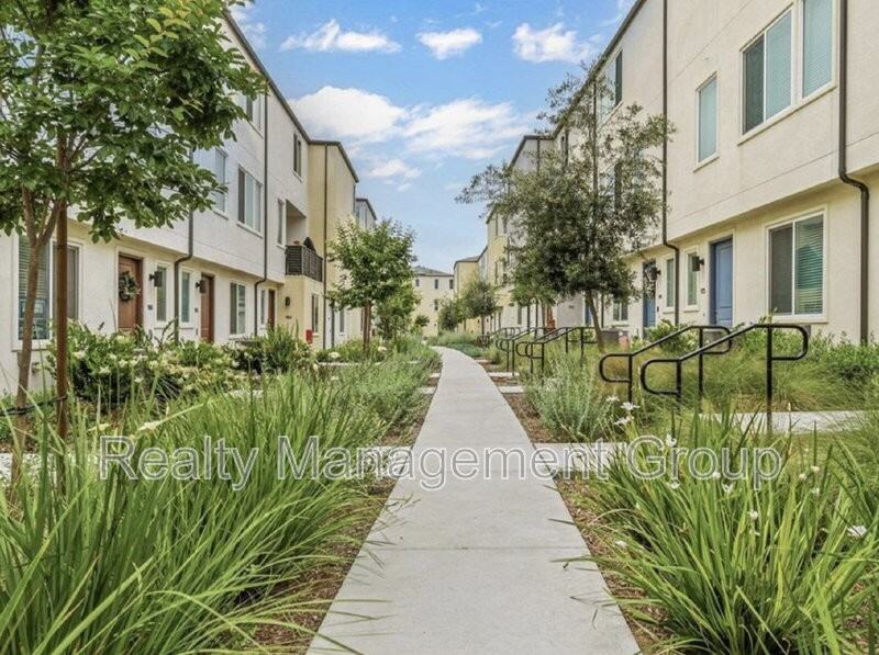 5480 Shorefront Dr #163 - Photo 3 of 24