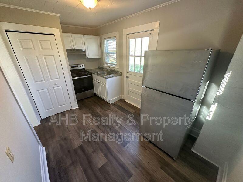 511 Cummings St #B - Photo 2 of 10