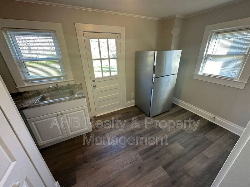 511 Cummings St #B - Photo 3 of 10