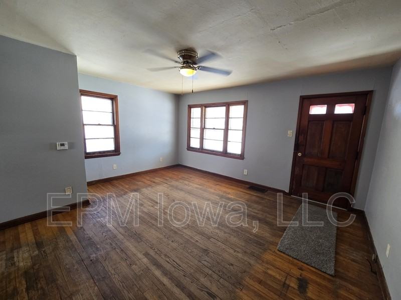 407 Linden Ave - Photo 4 of 18