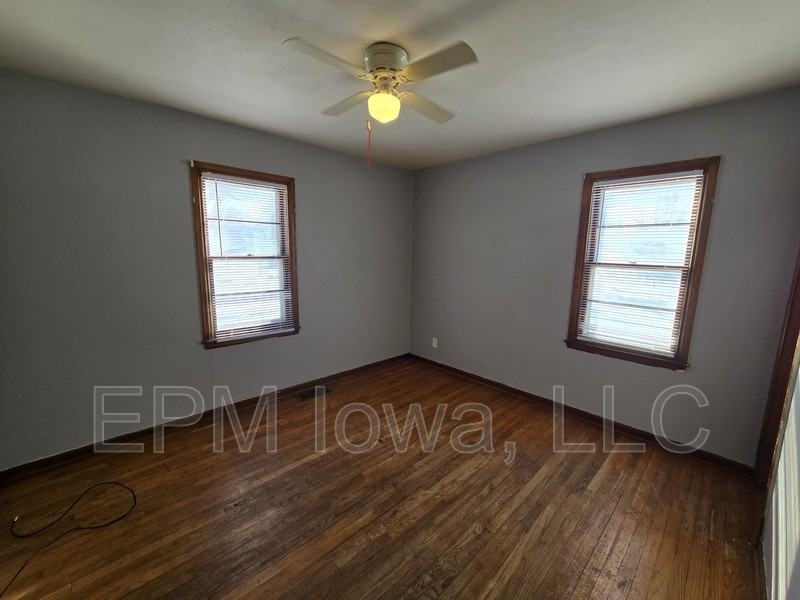 407 Linden Ave - Photo 5 of 18