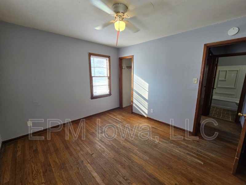 407 Linden Ave - Photo 6 of 18