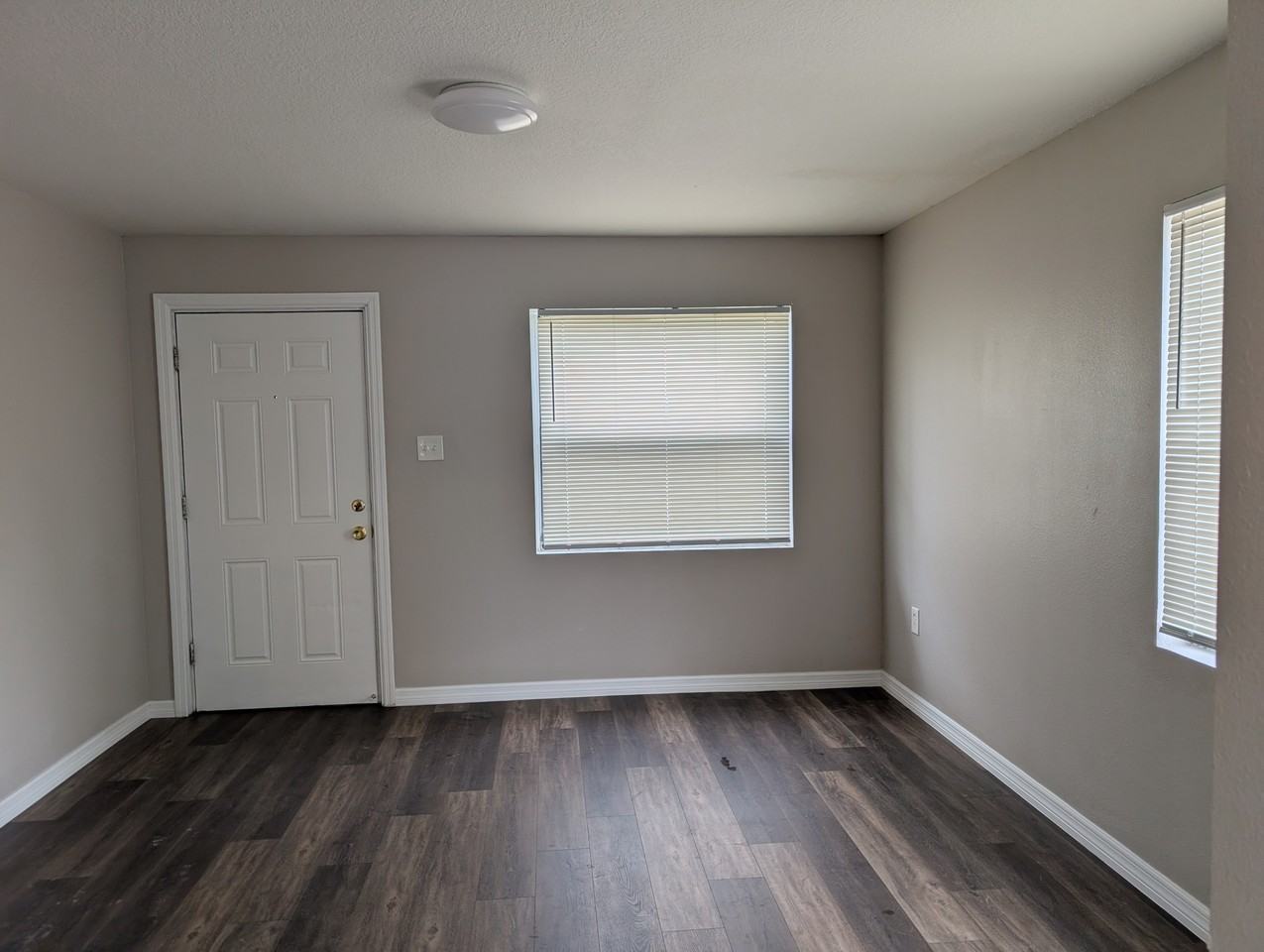 1028 W South St - Photo 4 of 11