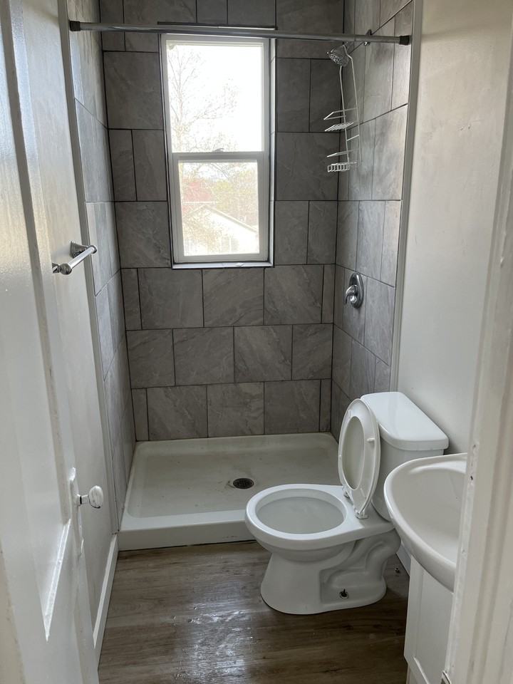 203 Yale Avenue East - Photo 5 of 8