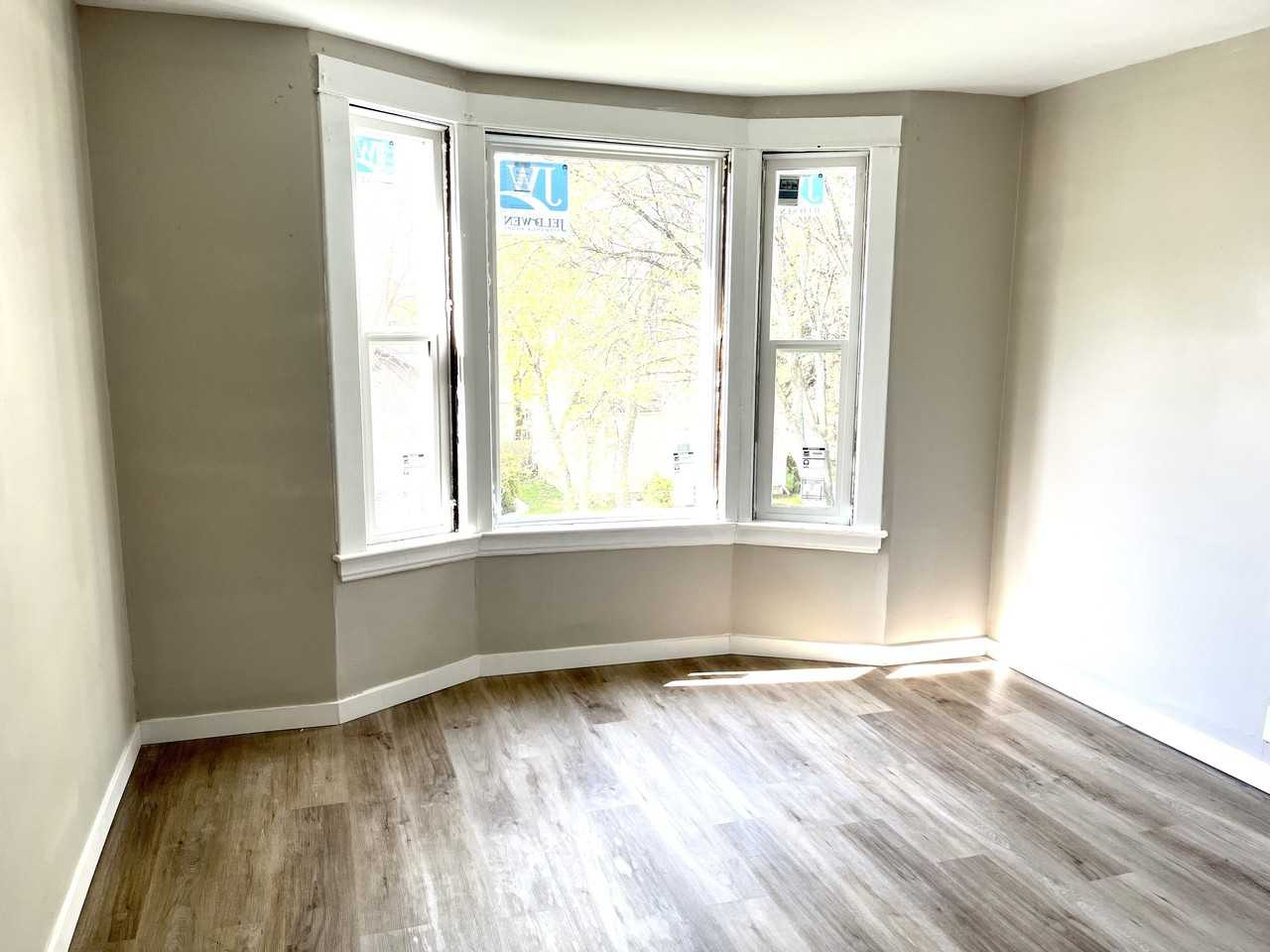 203 Yale Avenue East - Photo 7 of 8