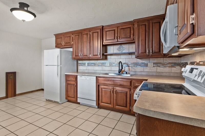 2360 Canter Ln - Photo 6 of 8