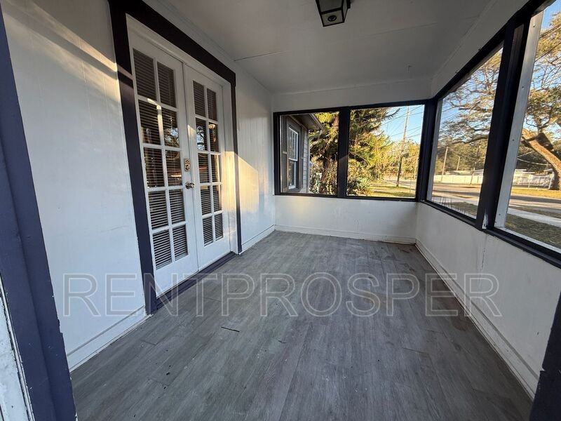 1025 36th St - Photo 3 of 17