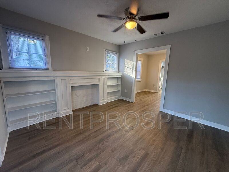 1025 36th St - Photo 5 of 17