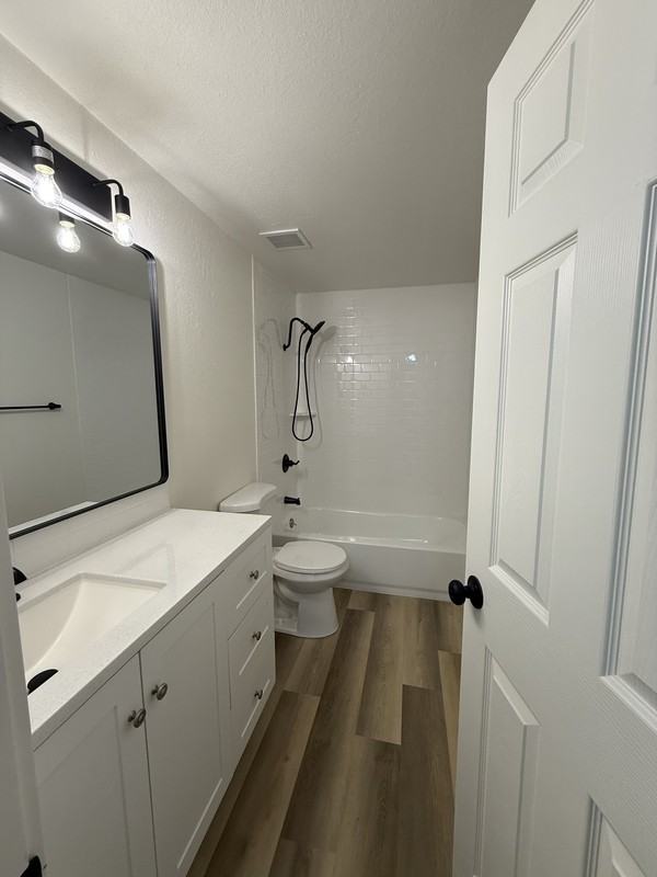 1406 E 16th St - Photo 3 of 11