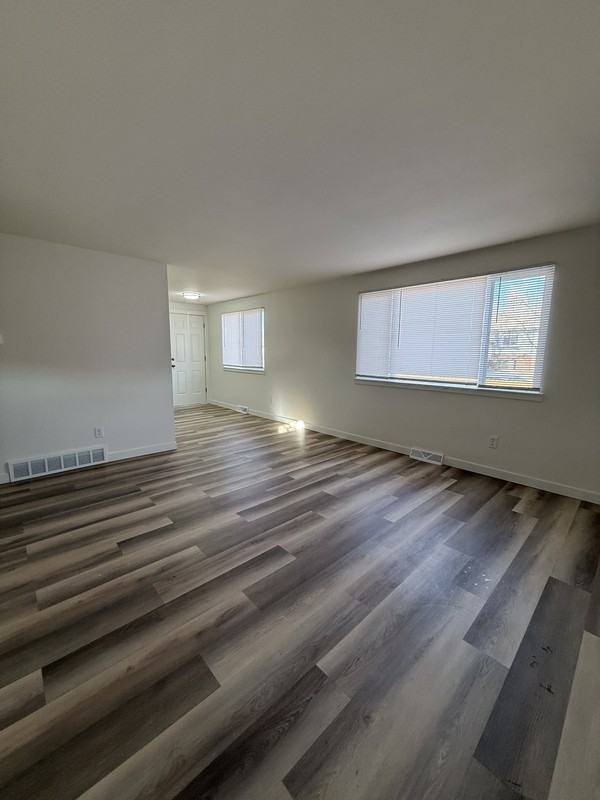 1406 E 16th St - Photo 4 of 11