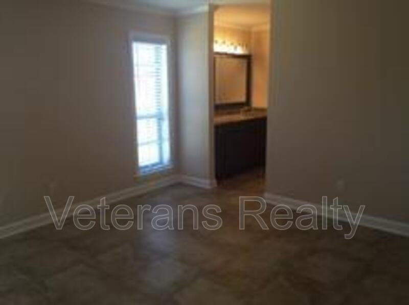 2135 Baywood Dr - Photo 2 of 15