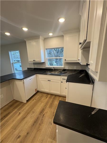 207 Laurel Ln - Photo 5 of 23