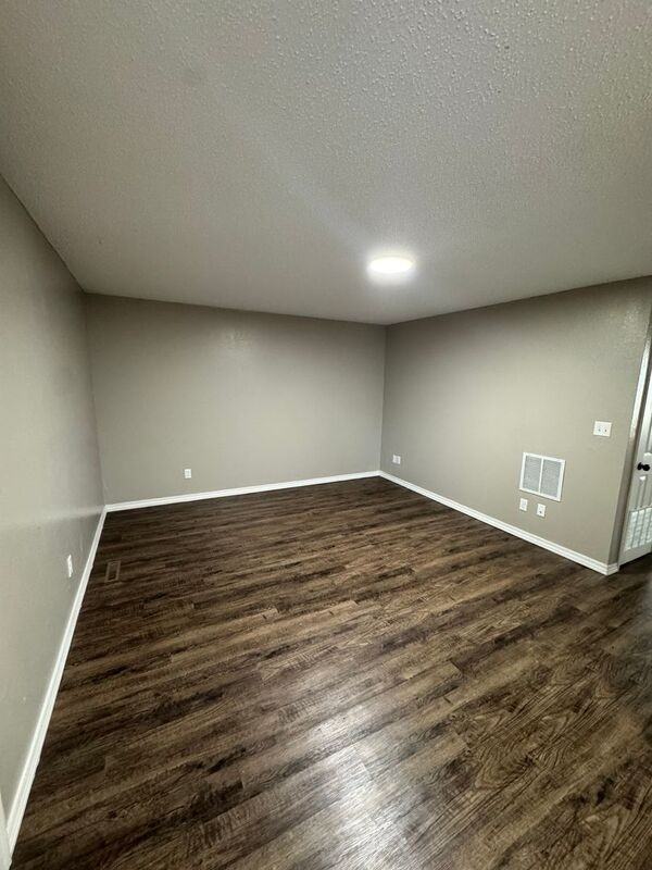 1138 E Walnut St #2 - Photo 4 of 13