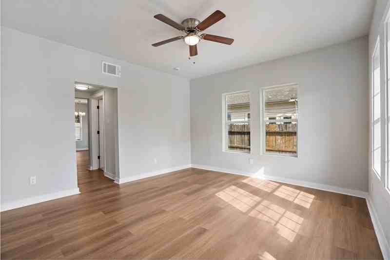 1115 Hogan St - Photo 2 of 7