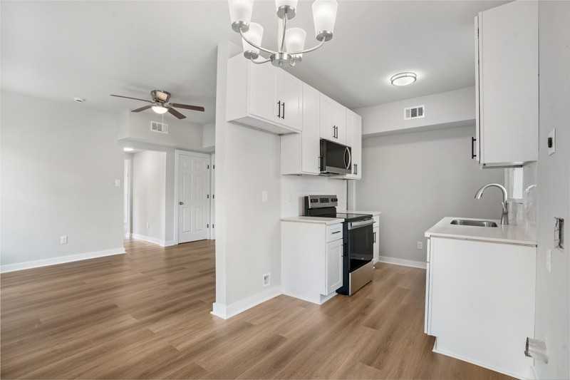 1115 Hogan St - Photo 4 of 7