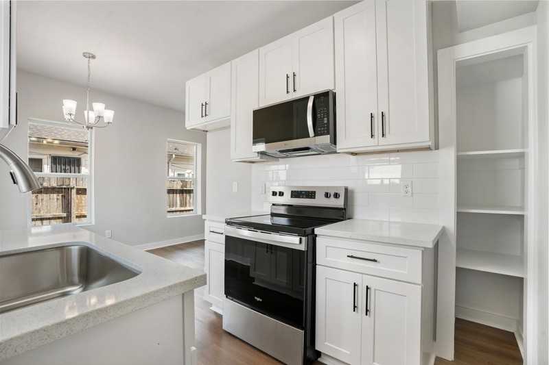 1115 Hogan St - Photo 5 of 7