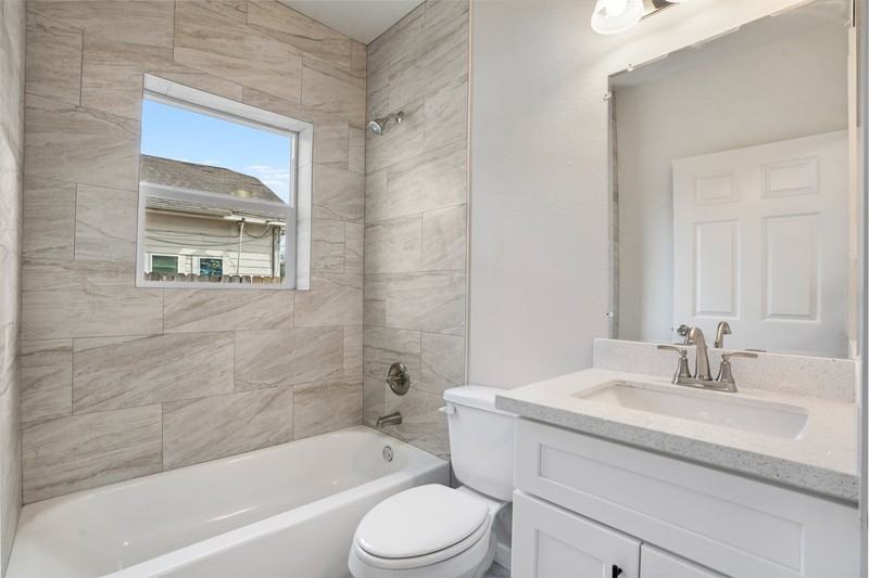 1115 Hogan St - Photo 6 of 7