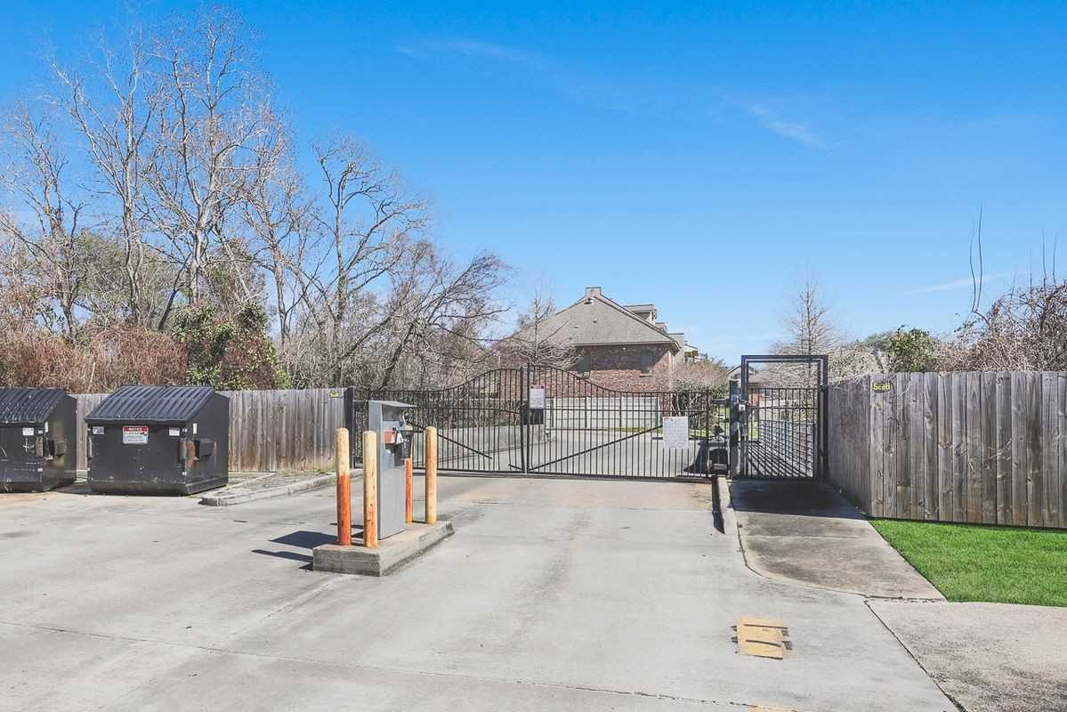 4637 Burbank Dr - Photo 2 of 21